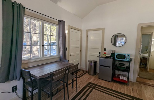 Olympic Valley Cabaña | Riverfront Cottage 5 Minutes from Palisades Tahoe 10 minutes to Lake Tahoe