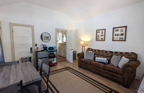 Olympic Valley Cabaña | Riverfront Cottage 5 Minutes from Palisades Tahoe 10 minutes to Lake Tahoe