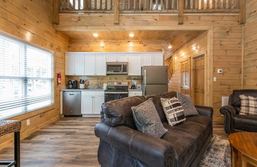 Pigeon Forge Cabina | Riverfront Cottage In Downtown Pigeon Forge!