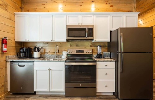 Pigeon Forge Cabina | Riverfront Cottage In Downtown Pigeon Forge!