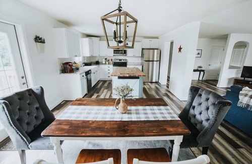 Dyke Casa | RiverFront Country Home with Blue Mountain Views