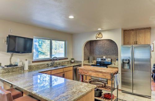Crescent City Casa | Riverfront Crescent City Home, 8 Mi to Beach!