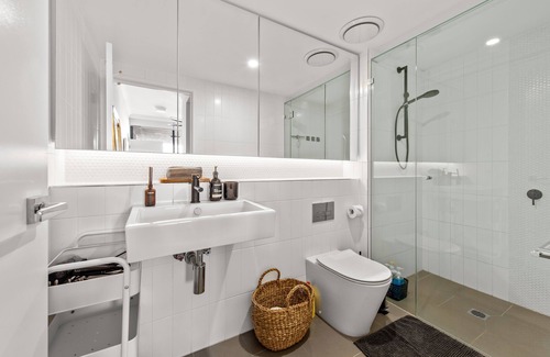 Toowong Apartamento | Riverfront Elegance! ~ 2Bed/2Bath/1Car ~ West End