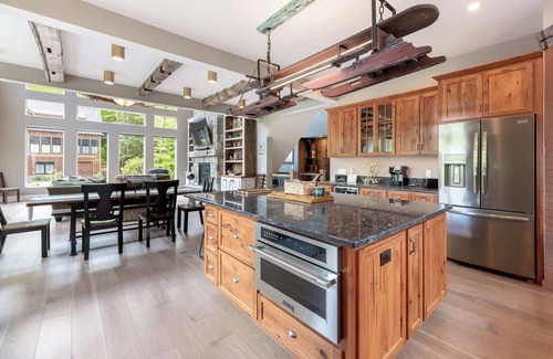 Lincoln Casa | Riverfront Escape in the Mountains