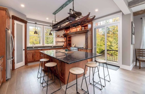 Lincoln Casa | Riverfront Escape in the Mountains