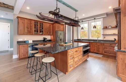 Lincoln Casa | Riverfront Escape in the Mountains