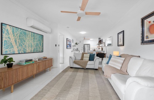 West End Apartamento | Riverfront Excellence! 2Bed/2Bath/2Car ~ West End