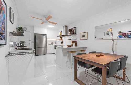 West End Apartamento | Riverfront Excellence! 2Bed/2Bath/2Car ~ West End