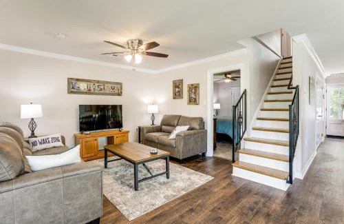 Saint Amant Casa | Riverfront Family Retreat with Yard in Saint Amant