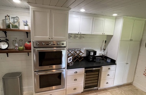 Townsend Cabina | Riverfront Farmhouse. Walking distance to awesome!