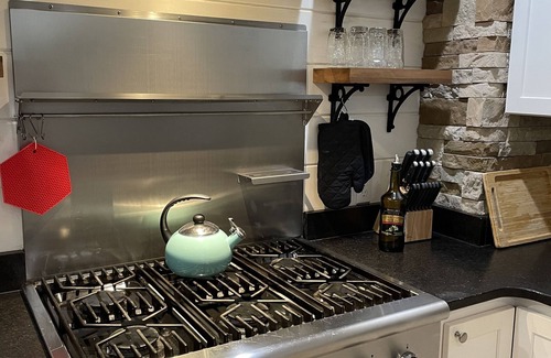 Townsend Cabina | Riverfront Farmhouse. Walking distance to awesome!