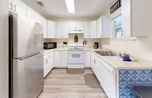 New Braunfels Chalet De Esquí | Riverfront Home Sleeps 12 with View & Firepit