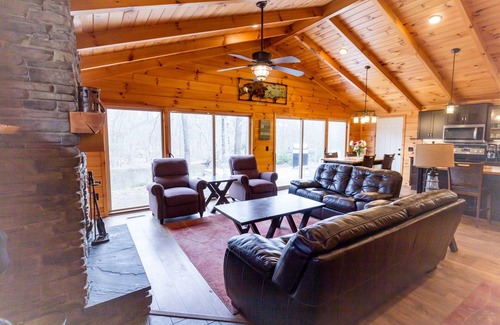 Sears Cabina | Riverfront | Hot Tub, Fireplace, Kayaks & Tubes