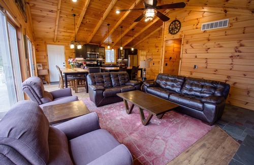 Sears Cabina | Riverfront | Hot Tub, Fireplace, Kayaks & Tubes