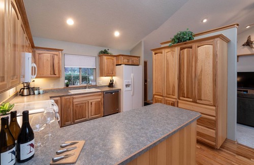 Three Rivers Casa | Riverfront, Hot Tub,Paddle Boards,Canoe,Ping-Pong, Billiard,near Sunriver Resort