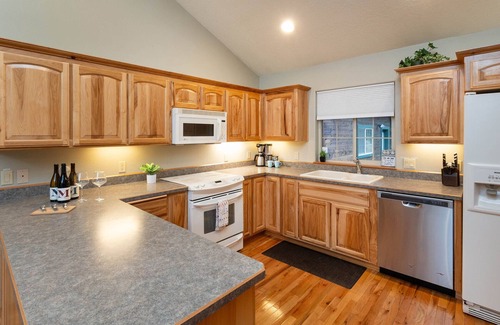Three Rivers Casa | Riverfront, Hot Tub,Paddle Boards,Canoe,Ping-Pong, Billiard,near Sunriver Resort