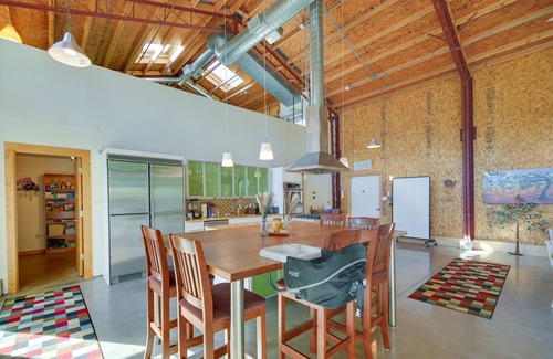 Libertyville Casa | Riverfront Libertyville Retreat w/ Outdoor Kitchen