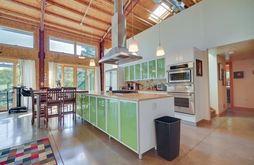 Libertyville Casa | Riverfront Libertyville Retreat w/ Outdoor Kitchen