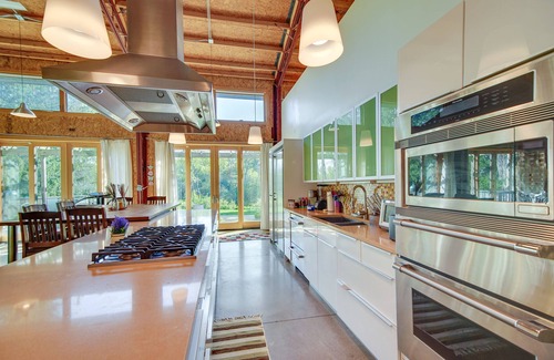 Libertyville Casa | Riverfront Libertyville Retreat w/ Outdoor Kitchen