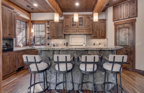 Olympic Valley Casa | Impresionante Log Timber Lodge con entorno privado en el r����������������o Truckee