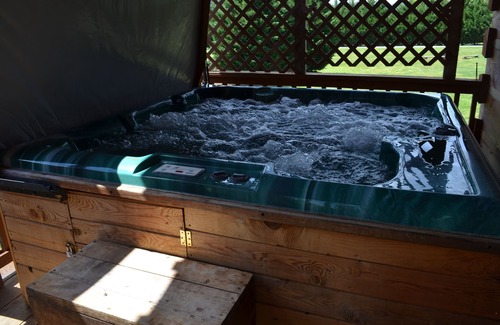 Hot Springs Cabina | Cabaña de madera frente al río, Bañera de hidromasaje, Se aceptan mascotas, Acceso universal