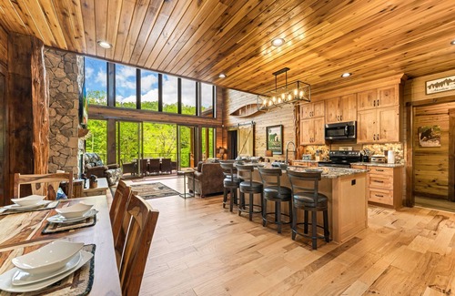 Townsend Cabina | Riverfront luxury cabin w/ Free Attraction TIckets, private hot tub & deck