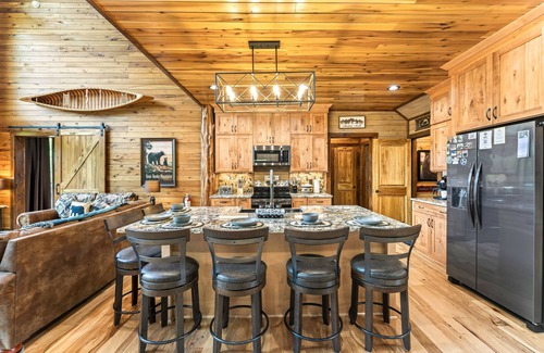Townsend Cabina | Riverfront luxury cabin w/ Free Attraction TIckets, private hot tub & deck