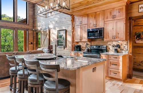 Townsend Cabina | Riverfront luxury cabin w/ Free Attraction TIckets, private hot tub & deck