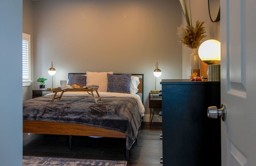 Verona Apartamento | Riverfront Mid Century 1 Bedroom 1 Bath