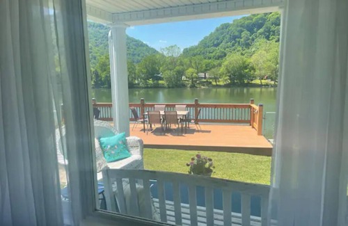 Mount Carbon Cabaña | Riverfront-NO CLEANING FEE -3BR-NRG-Deck-Dock-Hike-Firepit-Pets-OK-Boat-Kayak
