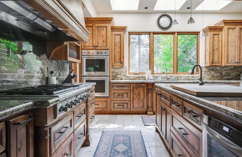 Three Rivers Casa | Riverfront, Pool Table - Deschutes River Lodge