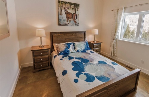 East Kootenay Casa | ¡NUEVO! Jacuzzi privado y vistas a la montaña! Cerca de la colina de esquí y la ciudad!