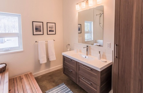 East Kootenay Casa | ¡NUEVO! Jacuzzi privado y vistas a la montaña! Cerca de la colina de esquí y la ciudad!