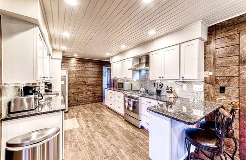 Rileyville Cabina | Riverfront property - kayaks, hot tub, fire pit!