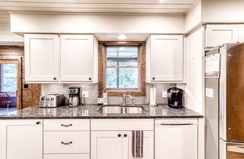 Rileyville Cabina | Riverfront property - kayaks, hot tub, fire pit!