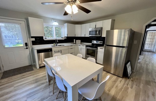Sears Cabina | Riverfront Retreat | Fire, Sunroom, Kayaks, Tubes