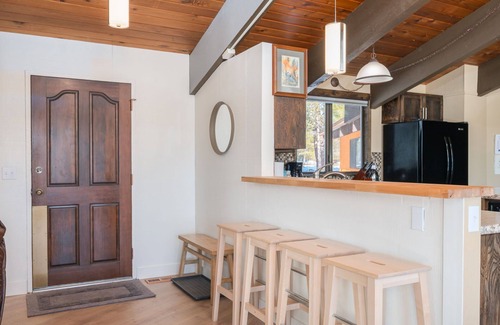 La Pine Cabina | Riverfront Retreat / Hot Tub / Private Dock / Pet Friendly