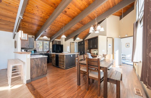 La Pine Cabina | Riverfront Retreat / Hot Tub / Private Dock / Pet Friendly