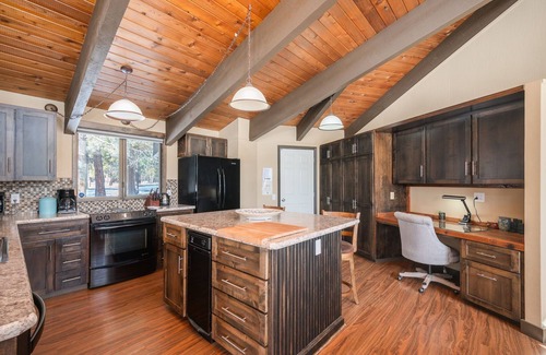 La Pine Cabina | Riverfront Retreat / Hot Tub / Private Dock / Pet Friendly
