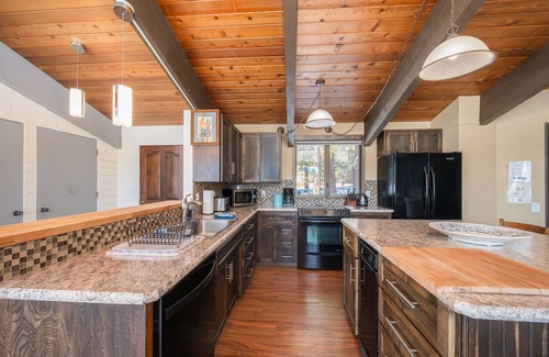 La Pine Cabina | Riverfront Retreat / Hot Tub / Private Dock / Pet Friendly