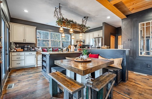 Ellijay Cabina | Riverfront Retreat in Secluded Resort