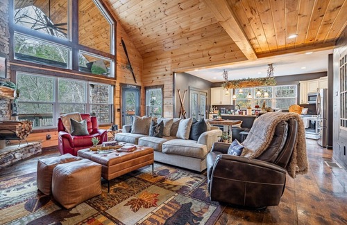 Ellijay Cabina | Riverfront Retreat in Secluded Resort