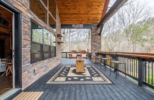 Ellijay Cabina | Riverfront Retreat in Secluded Resort
