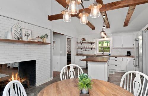 Lynn Casa | Riverfront Retreat- Pet Friendly- River