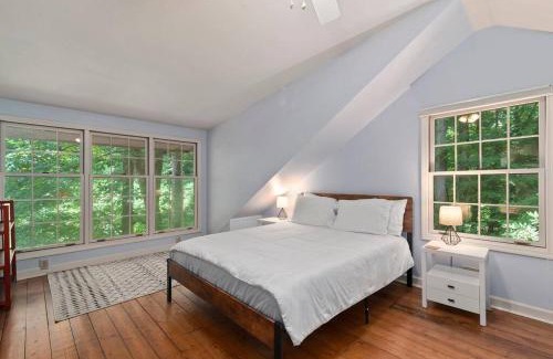 Lynn Casa | Riverfront Retreat- Pet Friendly- River