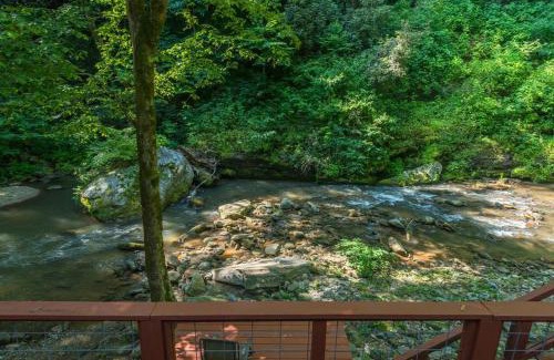 Lynn Casa | Riverfront Retreat- Pet Friendly- River