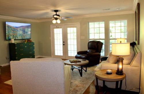 Walland Casa | Riverfront Retreat
