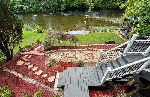 Walland Casa | Riverfront Retreat
