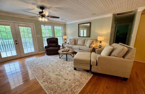 Walland Casa | Riverfront Retreat