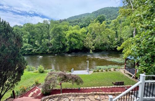 Walland Casa | Riverfront Retreat